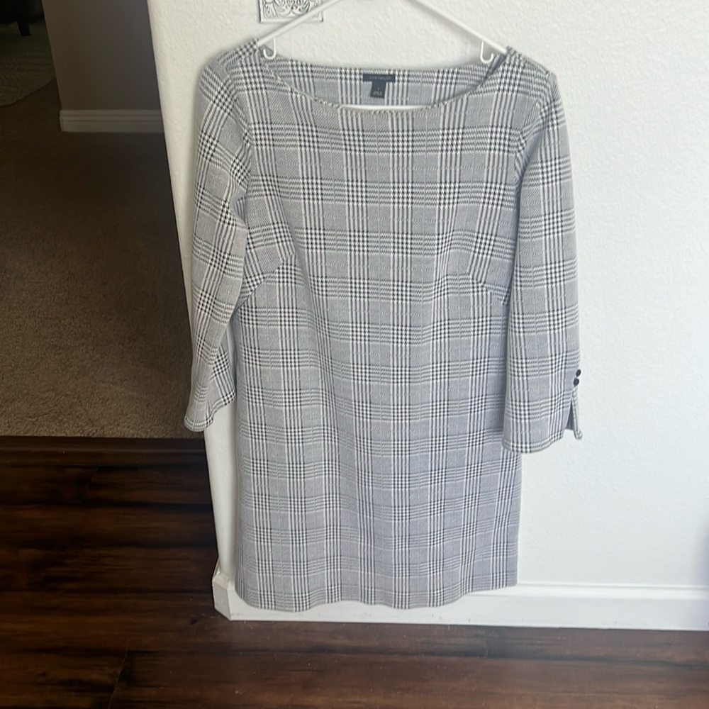 Ann Taylor Career Dress 3/4 sleeve with button detail.